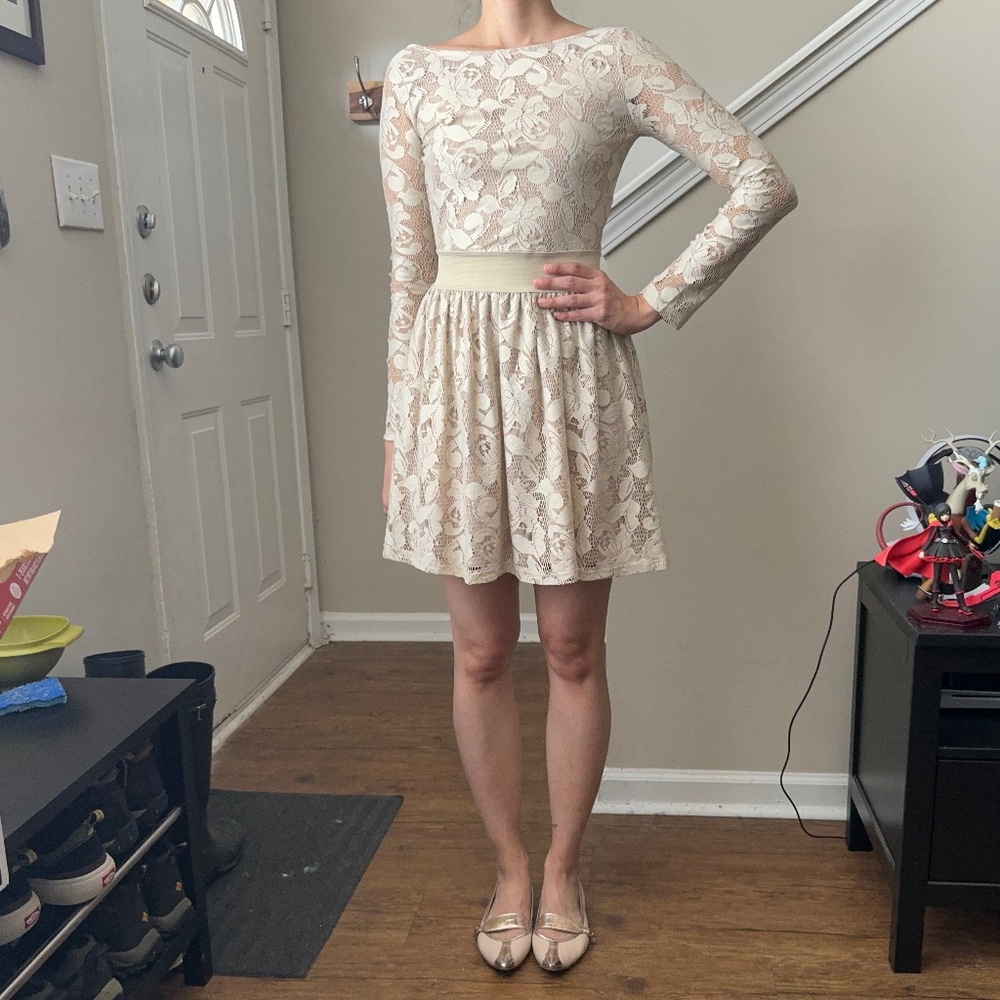 Zara Golden Floral Lace Banded Backless Longsleeves Dress - Picture 4 of 9